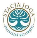 Logo ze stylizowanym turkusowym drzewem wewnątrz okręgu. Wokół niego znajduje się złoty napis Stacja Joga. Poniżej znajduje się niebieski napis Przestrzeń Możliwości na białym tle, podkreślający KONCERTY i WARSZTATY autorstwa Katarzyny Poręby.